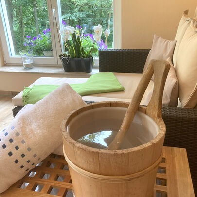 Sitzbereich in der Sauna im Forsthaus Kirnitzschtal Pura