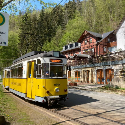 Kirnitzschtalbahn neben dem Forsthaus Kirnitzschtal
