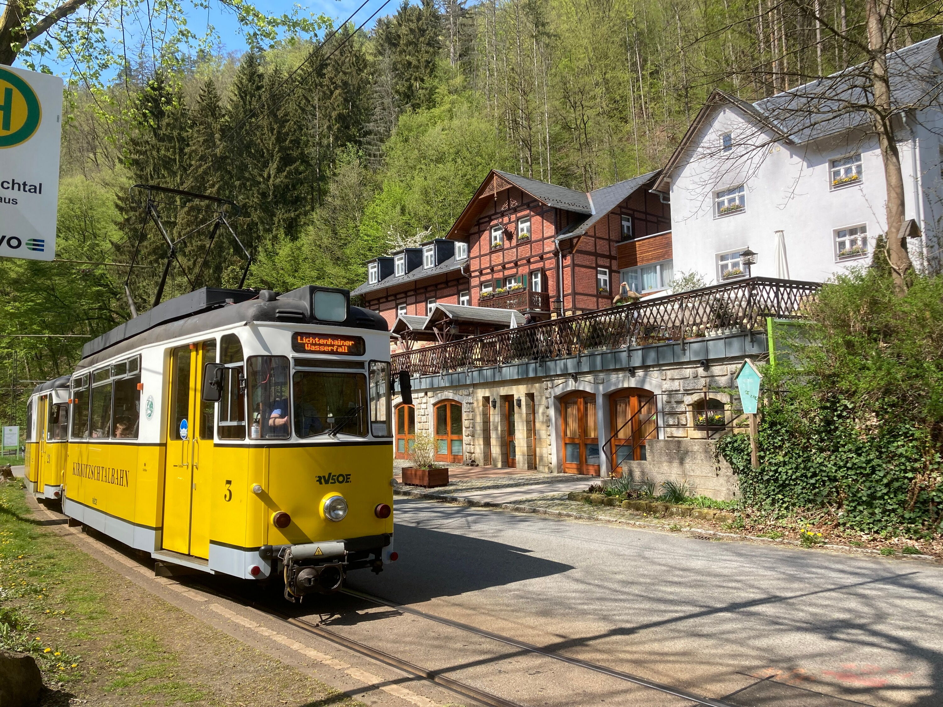 Kirnitzschtalbahn neben dem Forsthaus Kirnitzschtal
