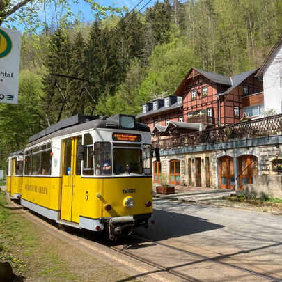 Kirnitzschtalbahn neben dem Forsthaus Kirnitzschtal